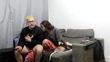PEGANDO DE JEITO NO SOFA