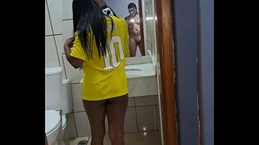 ESPREMENTANO O PINTO DO CASADO QUANDO A MULHER DELI SAIU PRA ver a copa dei o cu pra eli