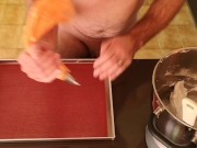 Cicci77 dopo aver raccolto l'ultima sborrata di Pedro prepara le sue esclusive meringhe con il 38%