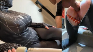 巨根がスーパーヒーローコスプレのMILFの巨大なお尻に熱いアナル中出しを満たす