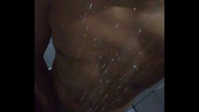 Punhetando no banho 22 cm