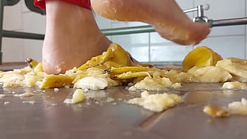 I crush bananas like your dick