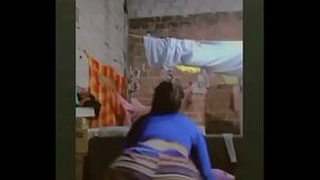 Moviendo en culito