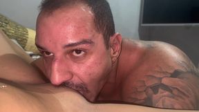 beijando a grama antes de entrar em campo.