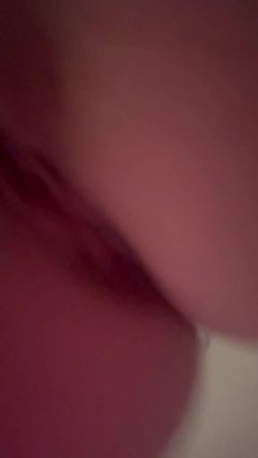 Amateur onlyfan shows off her ass