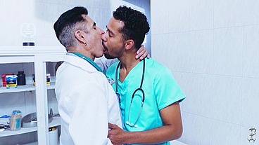 Pocket - O novo enfermeiro foi manipulado pelo médico mais velho! Consultório Profanus Episódio 10: O Novo Estagiário
