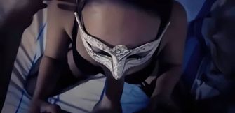 sous son masque une belle suceuse