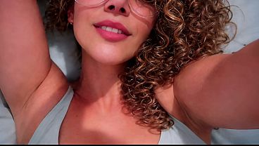 Morena Safada brasileira faz v&iacute_deo amador. Com seus grandes Peitos naturais adora ser vaqueira . Fodendo muito sem camisinha - POV