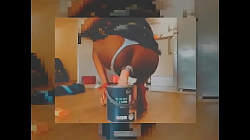 Pot de peinture plein d&#039_id&eacute_es