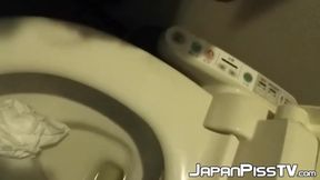 Witness how this nasty babe catches her pee in a container