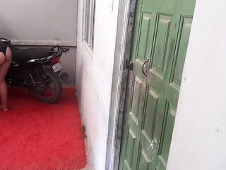 Cuñada lava su moto y terminamos follando