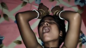 Village padosi bhabhi ke ghar par raat ko chudai in Indian bhabhi devar fucking