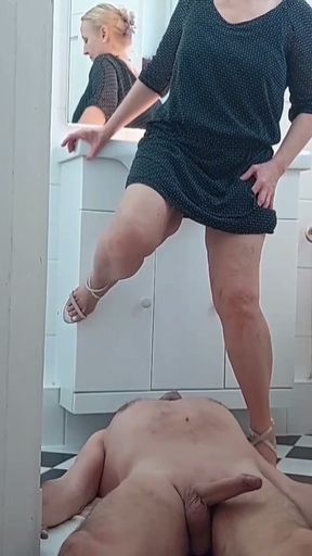 Selena's posing and sex pleasure in tights and heels   Clip 2