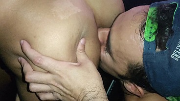 Comendo cu no glory hole, foda bareback as escuras.