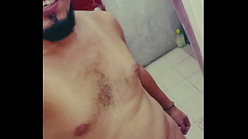 Una meadita en el piso del ba&ntilde_o
