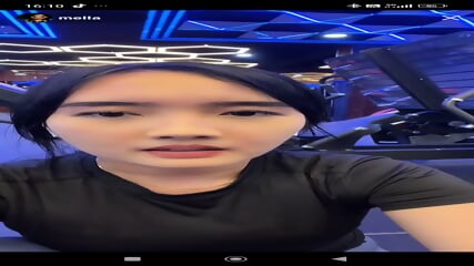 Cewek body montok live gym