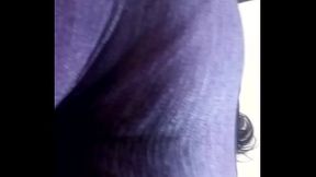 Hermoso culo latino en camioneta