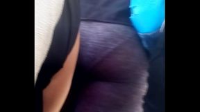 Hermoso culo latino en camioneta