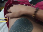 Modelo amateur guapo muestra su polla y se deslecha.