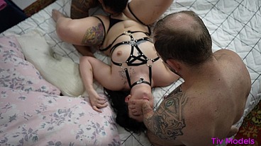 O Anão e o Macho dotado pegou a novinha bem gostoso!