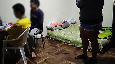 Estoy donde mi mejor amigo jugando en la pc Luego viene Su ESPOSA le pone los cuerno conmigo ya que mi mejor amigo no se la folla aprovecho para FOLLARMELA MIENTRAS EL SIGUE JUGANDO
