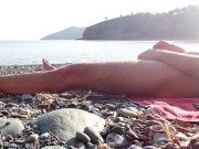 Spelen op het strand met een verrassing