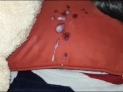Fratellastro e sorellastra giocano al gioco della bottiglia